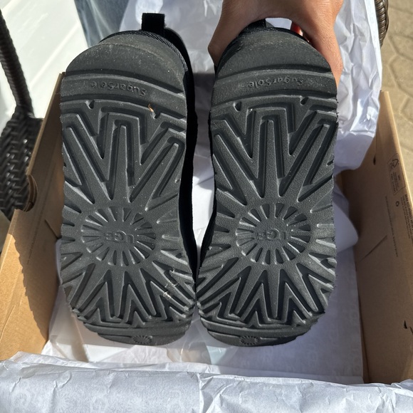 UGG mini platform boots in black size 6w - Picture 7 of 7